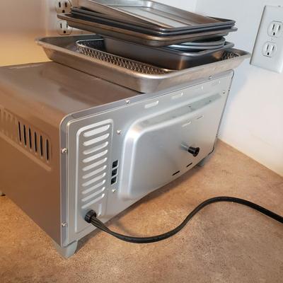 LOT 192K: Black + Decker Toaster Oven with Assorted Baking Pans