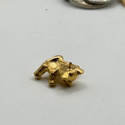 LOT 210J: Pins & Brooches: Monet Stars, Key w/ Key Ring, Guardian Angel, Trifari Bear (damaged) & More