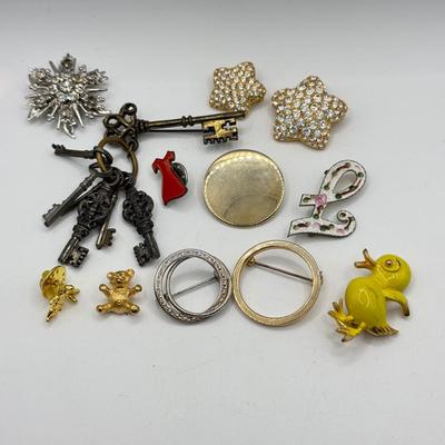 LOT 210J: Pins & Brooches: Monet Stars, Key w/ Key Ring, Guardian Angel, Trifari Bear (damaged) & More