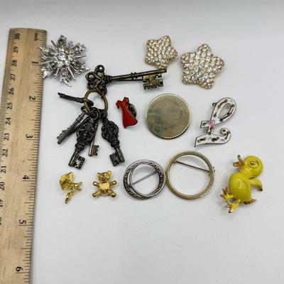 LOT 210J: Pins & Brooches: Monet Stars, Key w/ Key Ring, Guardian Angel, Trifari Bear (damaged) & More