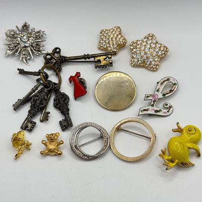 LOT 210J: Pins & Brooches: Monet Stars, Key w/ Key Ring, Guardian Angel, Trifari Bear (damaged) & More