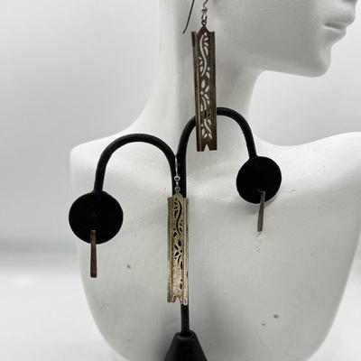 LOT 219J: Two Pairs of Vintage Silver Earrings (6.66g)