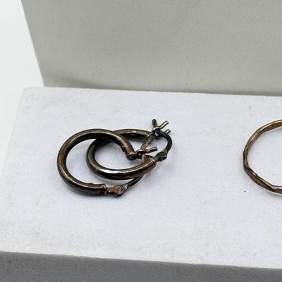 LOT 233J: Sterling Silver Jewelry: Three Rings, Necklace & Earrings (10.43g)