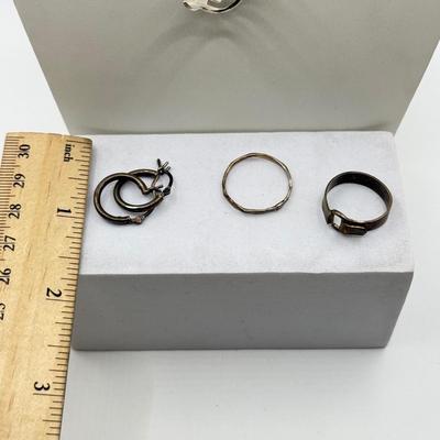 LOT 233J: Sterling Silver Jewelry: Three Rings, Necklace & Earrings (10.43g)