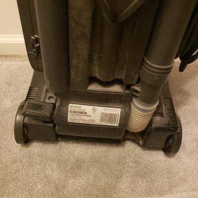 LOT 252M: Bissell 12 Amp Upright Vacuum with Lots of Extra Bags