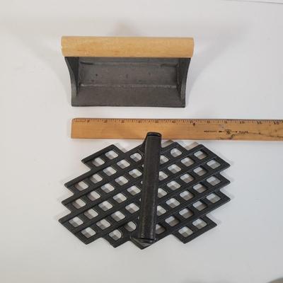 LOT 258K: Cast Iron Grill Presses & Bacon Press with Pig