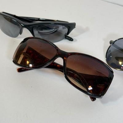 LOT 262L: Sunglasses: Jones New York, Foster Grant & More
