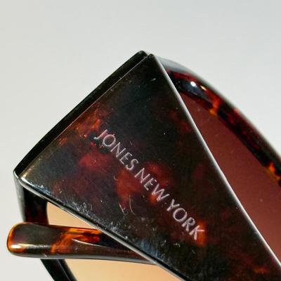 LOT 262L: Sunglasses: Jones New York, Foster Grant & More