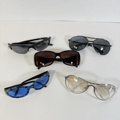 LOT 262L: Sunglasses: Jones New York, Foster Grant & More