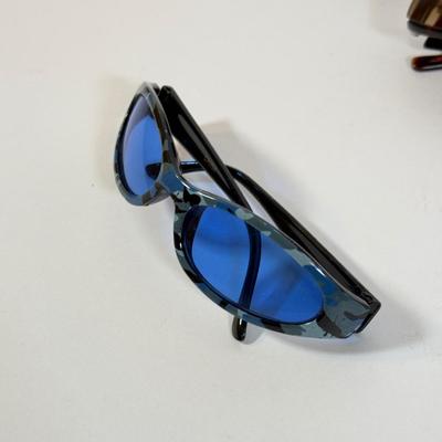 LOT 262L: Sunglasses: Jones New York, Foster Grant & More