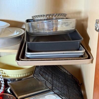 LOT 274K: Cabinet Clearout: Bakeware