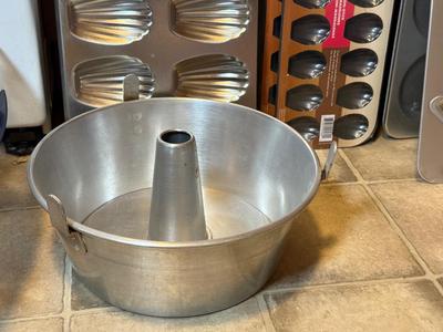 LOT 275K: Great Deal for Bakers: New Pans, Bundt Pans including Square!, lots of sizes of Spring Form Cake Pans, Tarte & Pie Tins