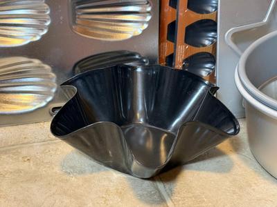 LOT 275K: Great Deal for Bakers: New Pans, Bundt Pans including Square!, lots of sizes of Spring Form Cake Pans, Tarte & Pie Tins