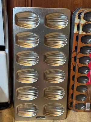 LOT 275K: Great Deal for Bakers: New Pans, Bundt Pans including Square!, lots of sizes of Spring Form Cake Pans, Tarte & Pie Tins