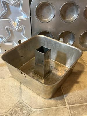 LOT 275K: Great Deal for Bakers: New Pans, Bundt Pans including Square!, lots of sizes of Spring Form Cake Pans, Tarte & Pie Tins