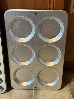 LOT 275K: Great Deal for Bakers: New Pans, Bundt Pans including Square!, lots of sizes of Spring Form Cake Pans, Tarte & Pie Tins