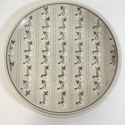 LOT 276K: American Country Collection Newcor Stoneware Williamsburg Plates in 2 Sizes (made in Japan)
