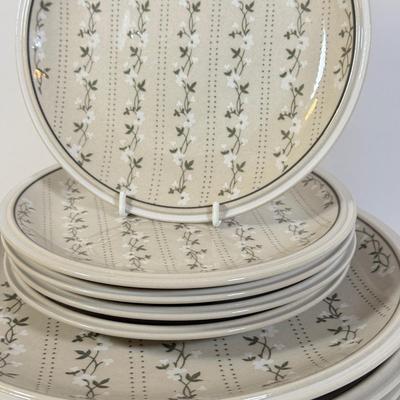 LOT 276K: American Country Collection Newcor Stoneware Williamsburg Plates in 2 Sizes (made in Japan)