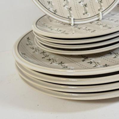 LOT 276K: American Country Collection Newcor Stoneware Williamsburg Plates in 2 Sizes (made in Japan)