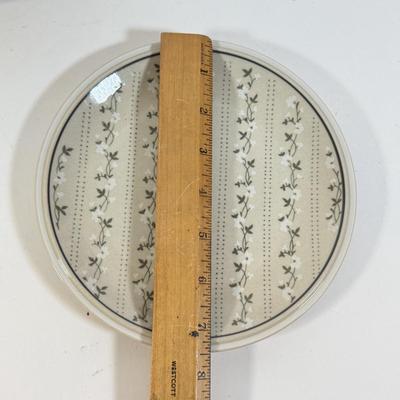 LOT 276K: American Country Collection Newcor Stoneware Williamsburg Plates in 2 Sizes (made in Japan)