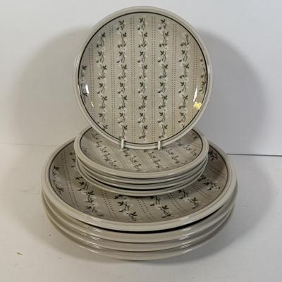 LOT 276K: American Country Collection Newcor Stoneware Williamsburg Plates in 2 Sizes (made in Japan)