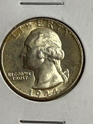 1944-D UNCIRCULATED CONDITION WASHINGTON SILVER QUARTER AS PICTURED.