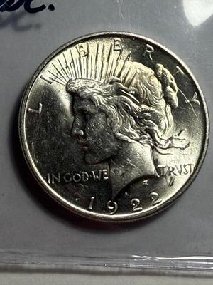 1922-P UNCIRCULATED CONDITION PEACE SILVER DOLLAR COIN #1 AS PICTURED.