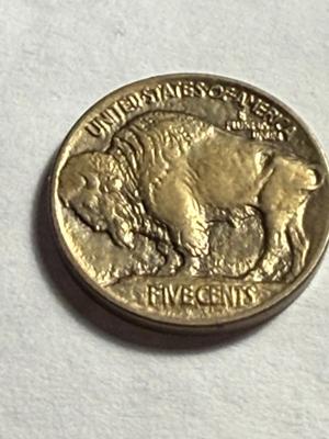 1913-P TYPE-1 BORDERLINE UNCIRCULATED/TONED BUFFALO NICKEL AS PICTURED.