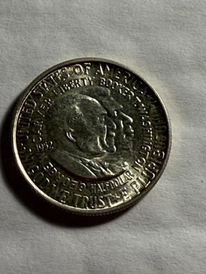 WASHINGTON/CARVER 1952 UNCIRCULATED SILVER COMMEMORATIVE HALF DOLLAR AS PICTURED.