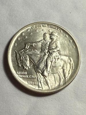 STONE MOUNTAIN 1925 CHOICE UNCIRCULATED SILVER COMMEM HALF DOLLAR AS PICTURED.