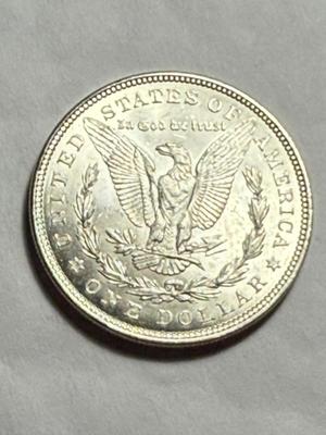 1921-P UNCIRCULATED GORGEOUS OBVERSE TONED MORGAN SILVER DOLLAR AS PICTURED.