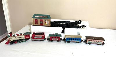 DICKENSVILLE  LIMITED TRAIN SET- Not Tested-