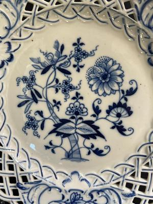 Beautiful Meissen Antique Blue Onion Porcelain Plate 9 1/2"