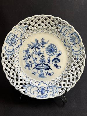 Beautiful Meissen Antique Blue Onion Porcelain Plate 9 1/2"