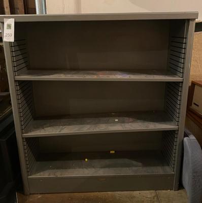 Metal shelf with adjustable shelves