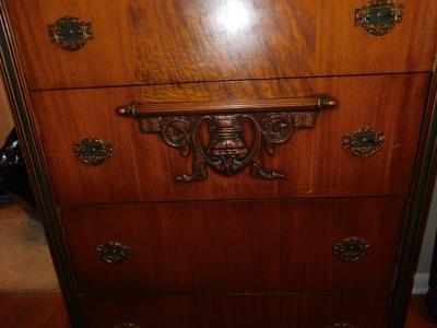5 DRAWER ANTIQUE CHEST OF DRAWERS