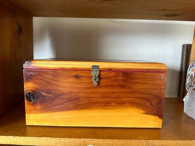 WOODEN BOX AND A BLEIKRISTALL CRYSTAL EAGLE