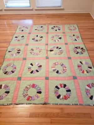 Vintage handmade Dresden plate quilt