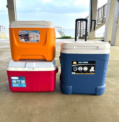 IGLOO & RUBBERMAID SET OF 3 ICE CHEST