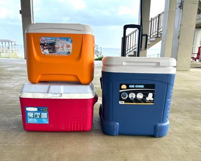 IGLOO & RUBBERMAID SET OF 3 ICE CHEST