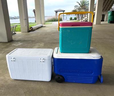 COLEMAN & IGLOO SET OF 3 Ice Chest