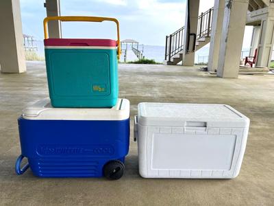 COLEMAN & IGLOO SET OF 3 Ice Chest