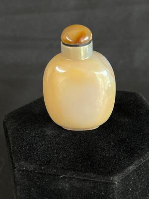 Lovely Cameo Snuff Bottle Carved Agate w fitted top