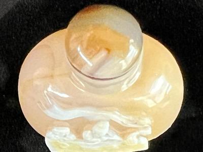 Lovely Cameo Snuff Bottle Carved Agate w fitted top
