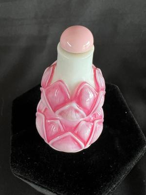Charming Peking Glass Pink Lotus Leaf Snuff Bottle