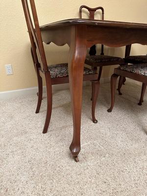 BEAUTIFUL ANTIQUE DINING TABLE & 4 MATCHING CHAIRS