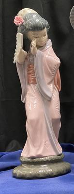 Lladro - Timid  Japanese Geisha - Chrysanthemum