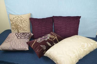 LOT 215 COLLECTION OF 6 THROW PILLOWS