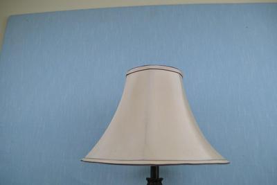 LOT 230. TABLE LAMP