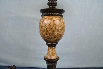 LOT 230. TABLE LAMP